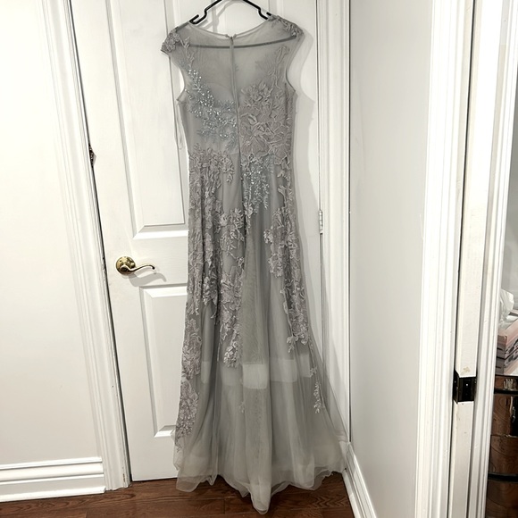 Robe de soirée. A classic tule with detailed beading and lace. - Picture 3 of 3